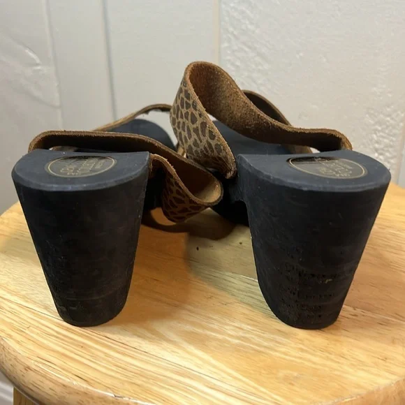 Gemi Collection leopard print block heel sandals - Picture 4 of 10